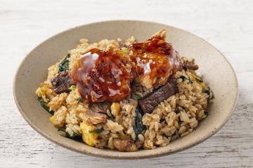 甘酢からあげ2個のせ 牛すじ台湾炒飯 Taiwanese Fried Rice with 2-Piece Sweet & Sour Fried Chicken