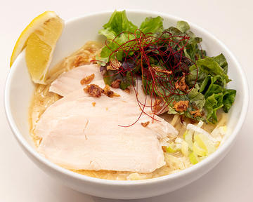 鶏叉焼まし濃厚鶏白湯麺(薬味ネギ、レモン、鶏叉焼4枚、サニーレタス、フライドオニオン、糸唐辛子)