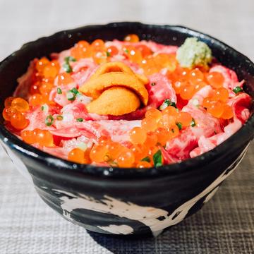 11.炙り牛トロ雲丹いくら丼