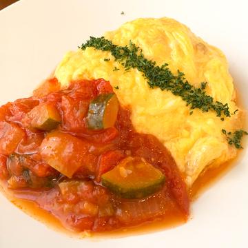 オムライス ごろごろ野菜のトマトソース