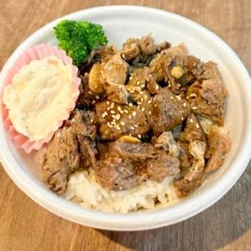 牛筋のサイコロステーキ丼