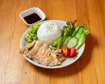 アボカドのせ カオマンガイ(もも 肉) [Avocado] Khao man gai with khao man gai sauce