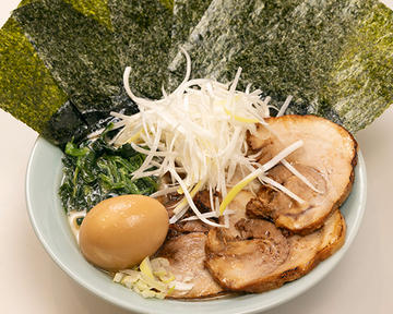 【生麺】特製ラーメン(薬味ネギ、ほうれん草、のり6枚、チャーシュー4枚、味玉1個、ネギ)