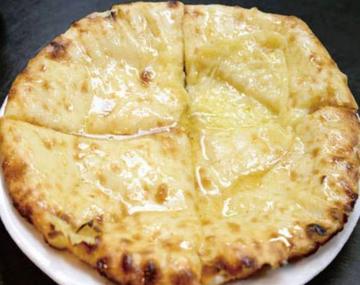 蜂蜜チーズナン   Honey cheese Nan (sweet Nan)