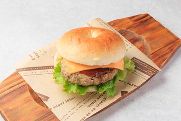 チーズ牛ハンバーグ ベーグルサンド