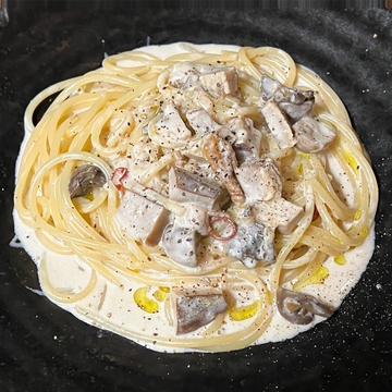 ポルチーニと干しシイタケのクリームパスタ