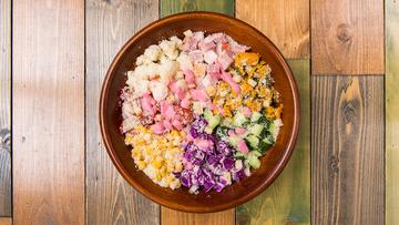 ベーコンとチーズの相性抜群ピンクシーザーサラダ
