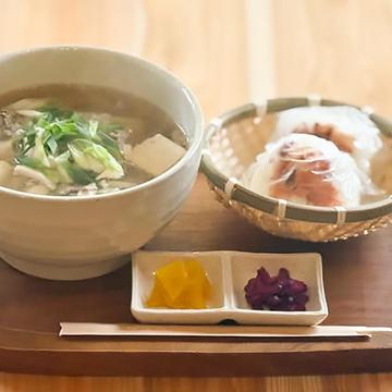 肉吸いうどん・おにぎりセット