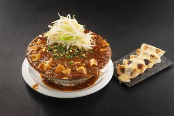 野菜マシ麻婆ラーメンと門外不出のソース和え餃子 Mapo Ramen with Plenty of Vegetables and Gyoza Dumplings