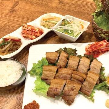 生サムギョプサル定食(韓国惣菜3品付、ご飯大盛り無料)