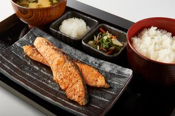 銀鮭塩焼き定食【大きな銀鮭が贅沢に2枚】