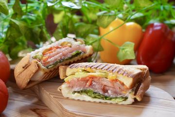 たっぷり野菜のホットサンド Vegetable Filled Hot Sandwich