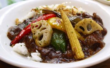 彩り野菜の牛すじカレー