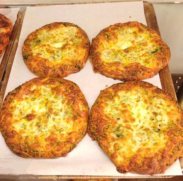 オリーブとオクラとアンチョビのバジルソースピザ 1個