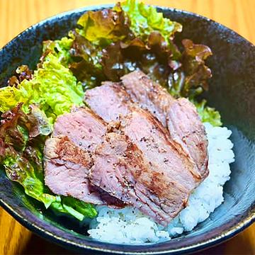 ステーキ丼(塩胡椒)