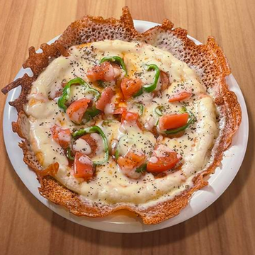 こぼれチーズの鉄板焼きピザ
