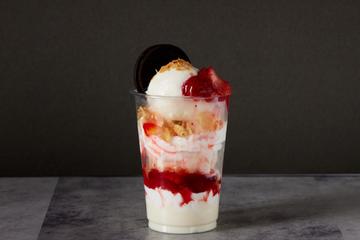 クッキー＆苺ミルクアイスパフェ(300ml)Cookie ＆ Strawberry Milk Ice Parfait