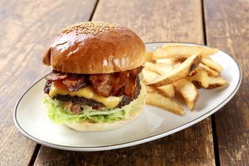 bacon cheeseburger ベーコンチーズバーガー 【フレンチフライ付】
