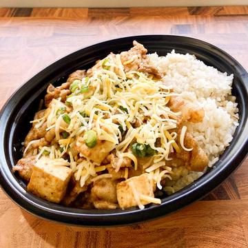 チーズ辛豚丼