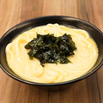 わかめの鶏白湯うどんChicken bese UDON noodle with topping seaweed
