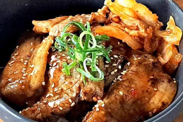 豚カルビ丼(黒)