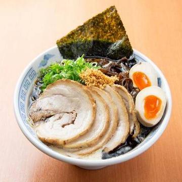 【黒・全部のせ】 博多豚骨らーめん