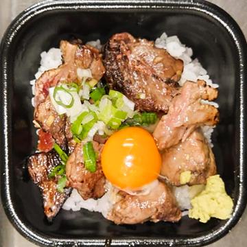鮪料理の傑作品 “中トロマグロ部位の焼肉丼(新鮮な卵黄付)