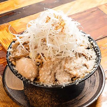 爆盛全部のせ油脂麺 Monster-Sized 'The Works' Oil Noodles