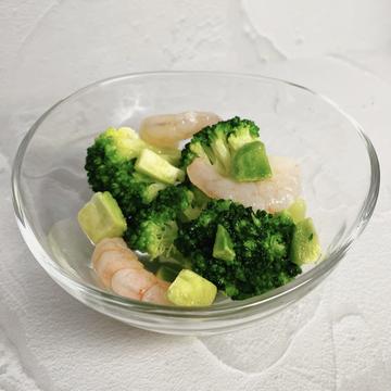 海老アボカドとブロッコリーのミニサラダ(バジルソース Shrimp avocado and broccoli mini salad