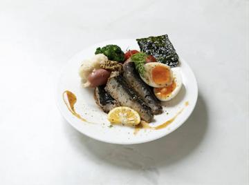 オイルサーディンとソーセージでカフェのり弁BOX