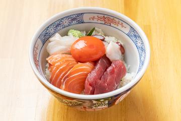海鮮丼(卵黄のせ)