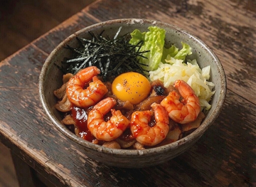 海老4尾と甘辛豚まぜそば卵黄のせ(葉物野菜・海苔・卵黄など)