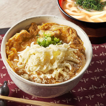 とろ～り濃厚チーズ親子丼と選べるミニうどんセット