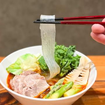 厚切り焼豚と旬野菜のオススメトッピング麻辣湯(スープ春雨)
