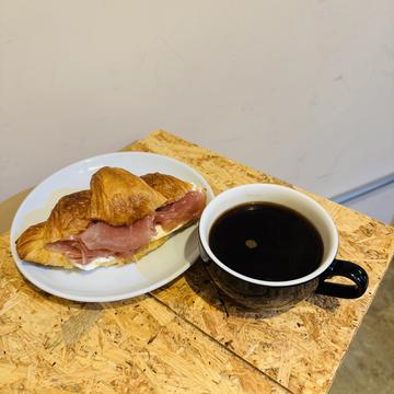 Drinkセット(生ハムとクリームチーズのクロワッサンサンドとホットアメリカーノ)