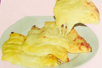 チーズナン(Cheese Naan)