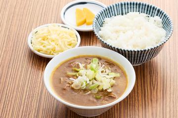 もつ煮込弁当 (カレー味)+チーズトッピング