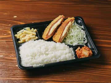 ポテトサラダが入った特製ハムカツ弁当