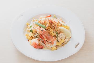 パッタイ PAD THAI (ソースは少しずつかけてほぐして召し上がって下さいませ)