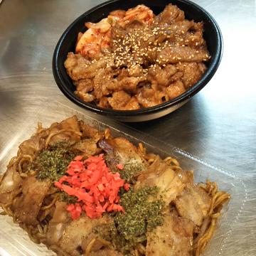 牛カルビ丼(肉100g増量、ライス大盛)＆豚バラ100gやきそば(大盛)セット