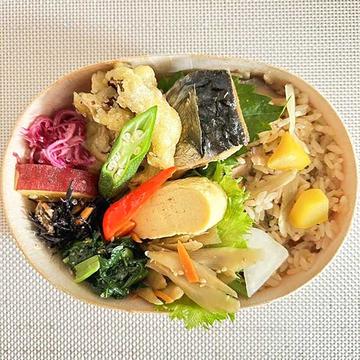 【人気NO.1】ごぼうの炊き込みご飯とまいたけの天ぷら弁当