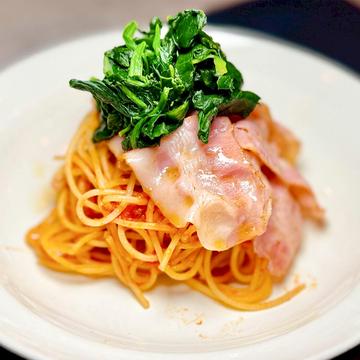 ベーコンとほうれん草のトマトパスタ