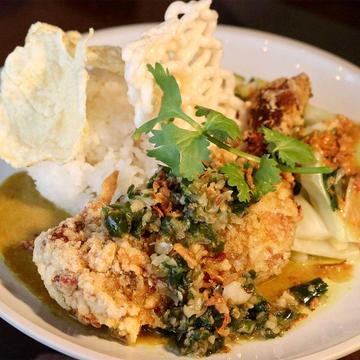 アヤムゴレンサンバルイジョ  Ayam Goreng sambal ijo