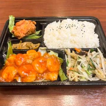二種(エビチリ、野菜炒め)おやつ楽しめる弁当