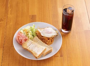 モーニングBセット(トースト・スパゲティ・サラダ・目玉焼き・ドリンク)