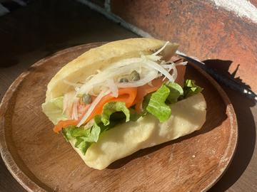スモークサーモンとクリームチーズのサンド