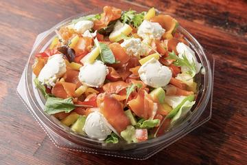 スモークサーモンとクリームチーズのサラダ