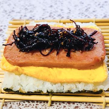 ポークたまごおにぎり <昆布>(スープ付き)