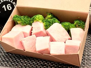 チキン200g&ブロッコリー40g (たんぱく質 Protein 32.6g/糖質 Sugar 2.8g/脂質 Fat 2.6g)