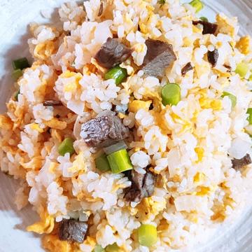 牛肉とニンニクの芽チャーハン【牛肉蒜苔炒】
